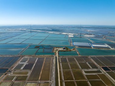 Tuz tarlasının manzarası, tuz tarlasının havadan çekilmiş fotoğrafı.