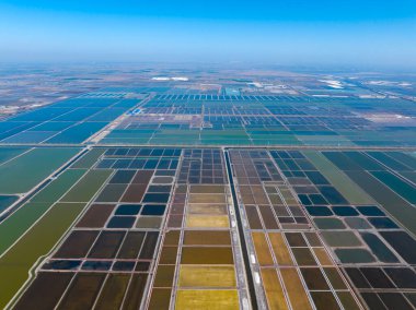 Tuz tarlasının manzarası, tuz tarlasının havadan çekilmiş fotoğrafı.