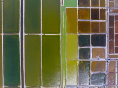 Tuz tarlasının manzarası, tuz tarlasının havadan çekilmiş fotoğrafı.