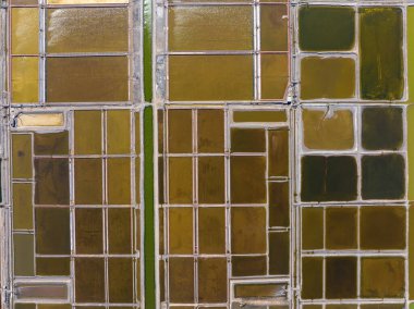 Tuz tarlasının manzarası, tuz tarlasının havadan çekilmiş fotoğrafı.