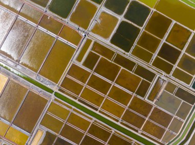 Tuz tarlasının manzarası, tuz tarlasının havadan çekilmiş fotoğrafı.