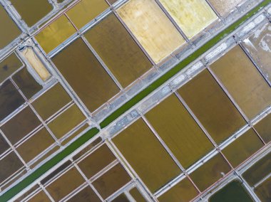 Tuz tarlasının manzarası, tuz tarlasının havadan çekilmiş fotoğrafı.