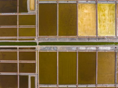 Tuz tarlasının manzarası, tuz tarlasının havadan çekilmiş fotoğrafı.