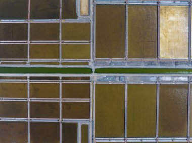 Tuz tarlasının manzarası, tuz tarlasının havadan çekilmiş fotoğrafı.