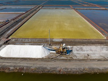 Tuz tarlasında çalışanlar, tuz tarlalarında tuz üretenler.