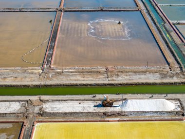 Tuz tarlasında çalışanlar, tuz tarlalarında tuz üretenler.