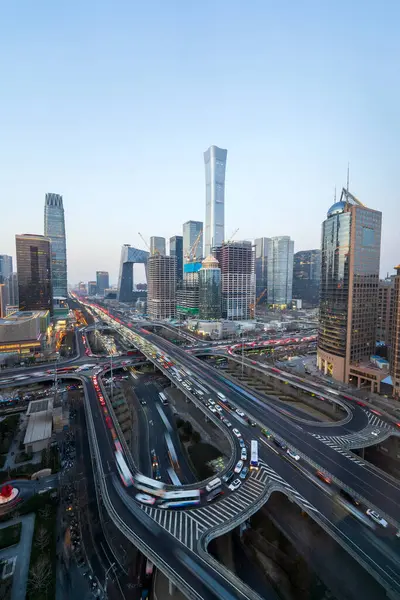 Pekin, Çin 'deki şehir manzarasının gece manzarası. Guomao CBD Pekin, Çin 'de gece görüşü
