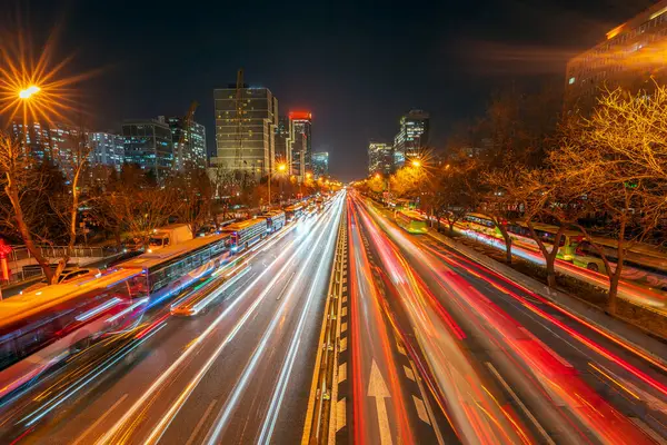 Pekin, Çin 'deki şehir manzarasının gece manzarası. Guomao CBD Pekin, Çin 'de gece görüşü