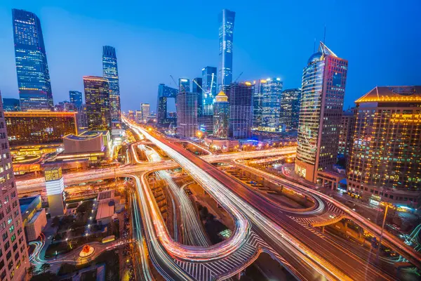 Pekin, Çin 'deki şehir manzarasının gece manzarası. Guomao CBD Pekin, Çin 'de gece görüşü