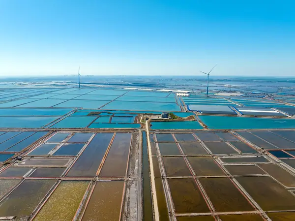 Tuz tarlasının manzarası, tuz tarlasının havadan çekilmiş fotoğrafı.
