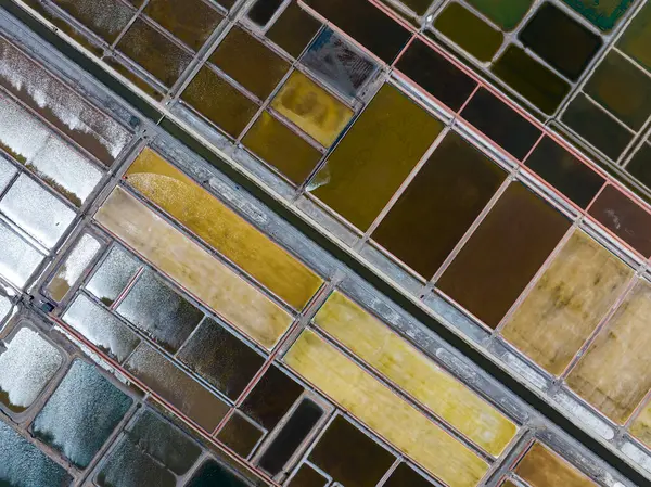 Tuz tarlasının manzarası, tuz tarlasının havadan çekilmiş fotoğrafı.