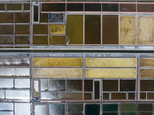 Tuz tarlasının manzarası, tuz tarlasının havadan çekilmiş fotoğrafı.