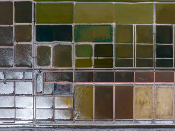 Tuz tarlasının manzarası, tuz tarlasının havadan çekilmiş fotoğrafı.