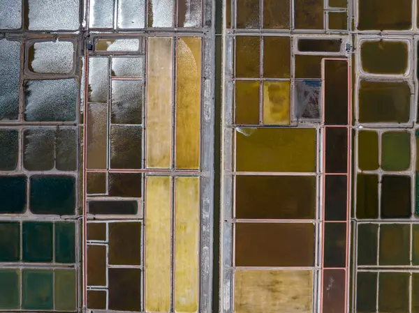 Tuz tarlasının manzarası, tuz tarlasının havadan çekilmiş fotoğrafı.