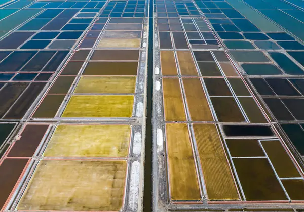 Tuz tarlasının manzarası, tuz tarlasının havadan çekilmiş fotoğrafı.