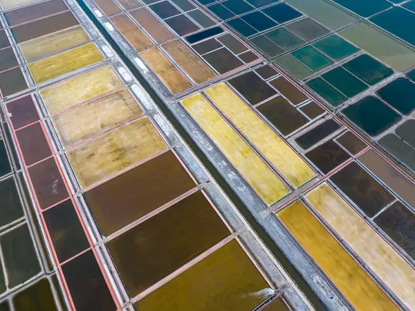 Tuz tarlasının manzarası, tuz tarlasının havadan çekilmiş fotoğrafı.