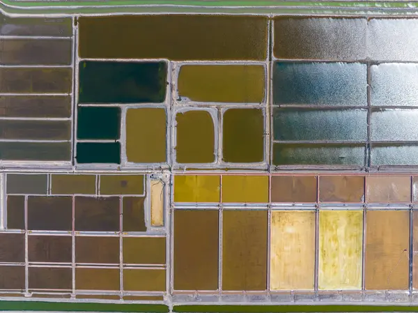 Tuz tarlasının manzarası, tuz tarlasının havadan çekilmiş fotoğrafı.