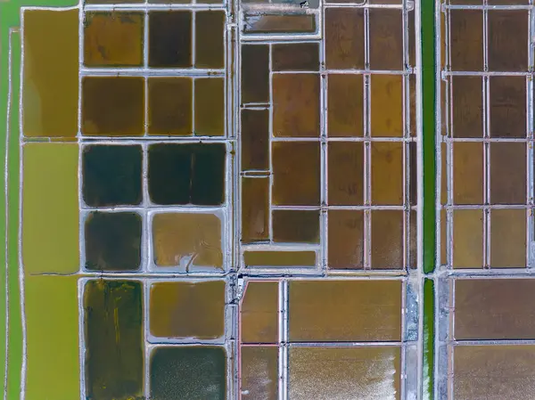 Tuz tarlasının manzarası, tuz tarlasının havadan çekilmiş fotoğrafı.