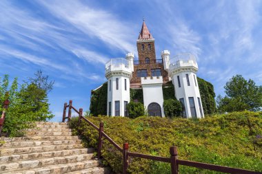 Mavi gökyüzünün altında güzel bir şato. Mavi gökyüzünün altında Avrupa tarzı güzel bir kale.