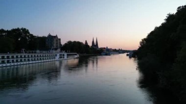 Weitblick-Panorama ber die Altstadt von Regensburg bei Sonnenuntergang im Sommer