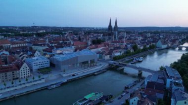 Weitblick-Panorama ber die Altstadt von Regensburg bei Sonnenuntergang im Sommer