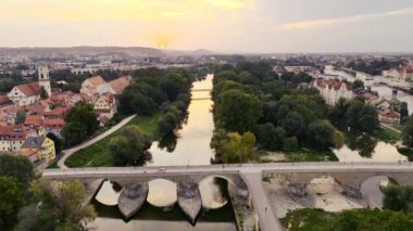 Weitblick-Panorama ber die Altstadt von Regensburg bei Sonnenaufgang im Sommer
