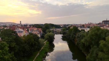 Weitblick-Panorama ber die Altstadt von Regensburg bei Sonnenaufgang im Sommer