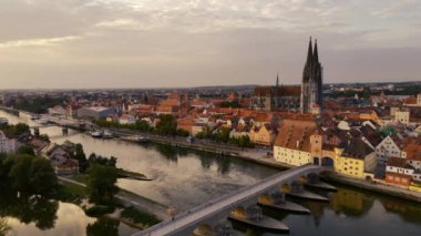 Weitblick-Panorama ber die Altstadt von Regensburg bei Sonnenaufgang im Sommer