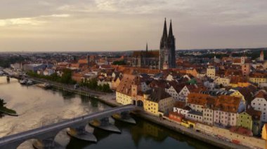 Weitblick-Panorama ber die Altstadt von Regensburg bei Sonnenaufgang im Sommer