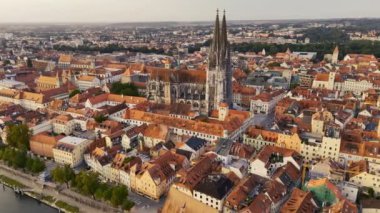 Weitblick-Panorama ber die Altstadt von Regensburg bei Sonnenaufgang im Sommer