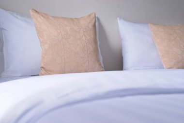 Beyaz yatak odası, dekor fikri ve tasarımı, açık kahverengi yastıklı ev dekorasyonu.