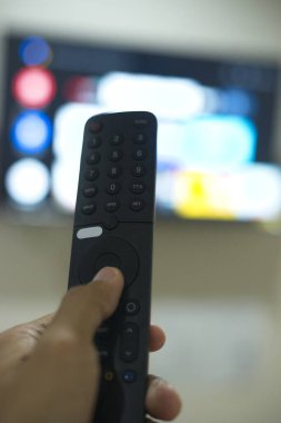 Uzaktan kumandayla el, TV dizilerini servis platformundan değiştirme. Evde eğlenmenin yeni bir yolu..