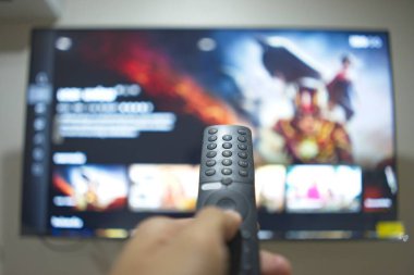 Uzaktan kumandayla el, TV dizilerini servis platformundan değiştirme. Evde eğlenmenin yeni bir yolu..