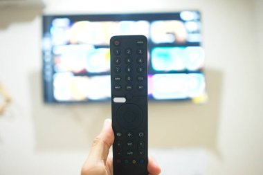 Uzaktan kumandayla el, TV dizilerini servis platformundan değiştirme. Evde eğlenmenin yeni bir yolu..