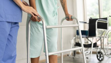 Doktor ve fizyoterapist İspanyol hasta kız için rehabilitasyon yapıyorlar. Hastanedeki sağlık ve sağlık hizmetleri. Vücut ağrısı için tıbbi muayene ve terapi.