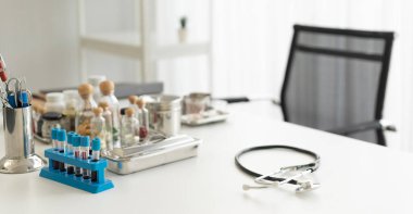 Doktor masası. İlgili ekipmanlarla birlikte Doktor Masaüstü Çalışma Alanı. Alan arkaplanını kopyala.