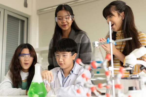 Concepto Educación Stem Los Niños Asiáticos Laboratorio Investigan Examen Experimental — Foto de Stock