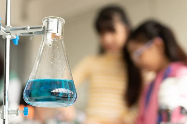 Cientista Infantil Fazendo Teste Experiência Científica Com Química Laboratório Stem — Fotografia de Stock