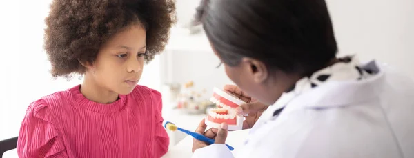 Dentista Afro Americano Explicando Criança Afro Mestiça Como Escovar Dentes — Fotografia de Stock