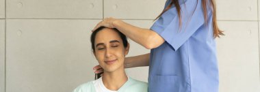 İspanyol bir hastayla beyaz kadın fizyoterapist rehabilitasyonu. Doktor, tedavi ve iyileşme süreci için hastanın ağrılı vücudunu geriyor..