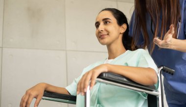 Doktor ve fizyoterapist İspanyol hasta kız için rehabilitasyon yapıyorlar. Hastanedeki sağlık ve sağlık hizmetleri. Vücut ağrısı için tıbbi muayene ve terapi.