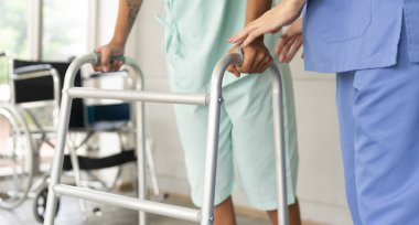 Doktor ve fizyoterapist İspanyol hasta kız için rehabilitasyon yapıyorlar. Hastanedeki sağlık ve sağlık hizmetleri. Vücut ağrısı için tıbbi muayene ve terapi.
