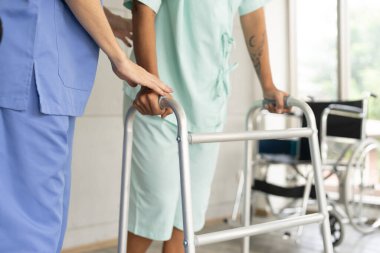 Doktor ve fizyoterapist İspanyol hasta kız için rehabilitasyon yapıyorlar. Hastanedeki sağlık ve sağlık hizmetleri. Vücut ağrısı için tıbbi muayene ve terapi.