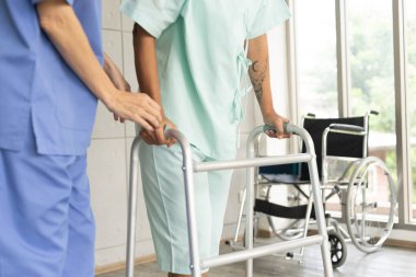 Doktor ve fizyoterapist İspanyol hasta kız için rehabilitasyon yapıyorlar. Hastanedeki sağlık ve sağlık hizmetleri. Vücut ağrısı için tıbbi muayene ve terapi.