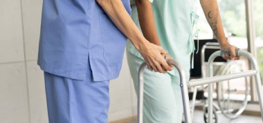 Doktor ve fizyoterapist İspanyol hasta kız için rehabilitasyon yapıyorlar. Hastanedeki sağlık ve sağlık hizmetleri. Vücut ağrısı için tıbbi muayene ve terapi.
