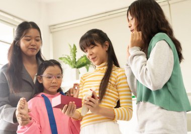 Çocuklar hediye kutusuyla sürpriz yaparlar. Noel hediyesi konsepti.