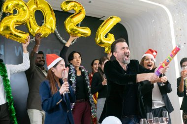Mutlu yıllar 2024! Bir grup farklı iş adamı ve meslektaşları yeni yıl partisinde birlikte eğleniyorlar. Başarılı bir hedefin takım çalışması kutlaması. Konfeti ve şarap kadehleri..