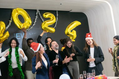 Mutlu yıllar 2024! Bir grup farklı iş adamı ve meslektaşları yeni yıl partisinde birlikte eğleniyorlar. Başarılı bir hedefin takım çalışması kutlaması. Konfeti ve şarap kadehleri..
