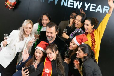 Hadi selfie çekelim! Bir grup farklı iş adamı ve meslektaşları yeni yıl partisinde birlikte eğleniyorlar. Başarılı bir takım çalışması kutlaması..