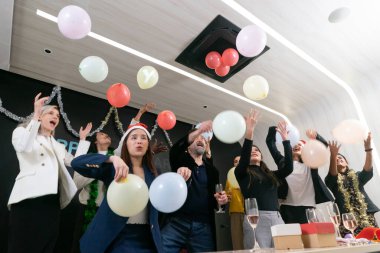 Bir grup farklı iş adamı ve meslektaşları yeni yıl partisinde birlikte eğleniyorlar. Başarılı bir hedefin takım çalışması kutlaması. Konfeti ve balon keyfi.